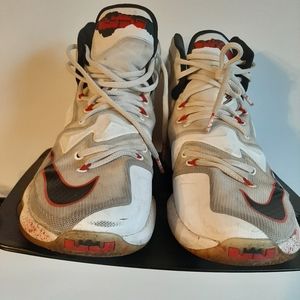NIKE LEBRON JAMES FRI 13TH SNEAKER SIZE 10